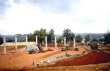 Sur cette esplanade rouge
se dresse douze colonnes de bton
symbolisant les douze Aptres